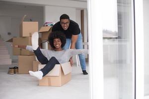 couple afro-américain jouant avec du matériel d'emballage photo