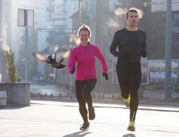 jeune couple faisant du jogging photo