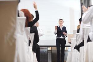 femme d'affaires donnant la présentation photo