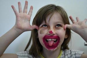 petite fille jouant avec le maquillage de maman photo