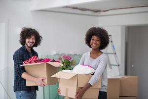 couple multiethnique emménageant dans une nouvelle maison photo