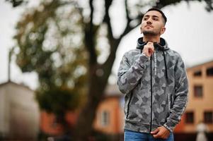 l'étudiant koweïtien porte un sweat à capuche. photo