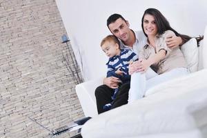 jeune famille heureuse s'amuser à la maison photo