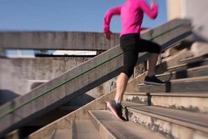 femme faisant du jogging sur les marches photo