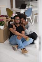 couple afro-américain se relaxant dans une nouvelle maison photo