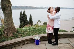 heureux couple multiethnique en histoire d'amour. relations de l'homme africain et de la femme européenne blanche. photo