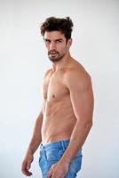 torse nu beau jeune homme en jeans photo