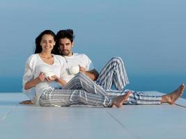 jeune couple détendu à la maison photo