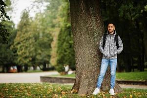 l'étudiant koweïtien porte un sweat à capuche avec sac à dos. photo