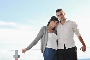 couple se reposant sur un balcon photo