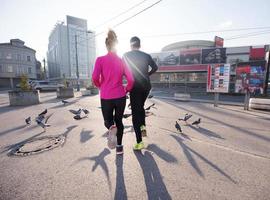 jeune couple faisant du jogging photo