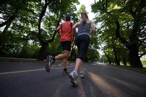 couple faisant du jogging à l'extérieur photo