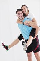 Heureux jeune couple d'entraînement de fitness et de plaisir photo