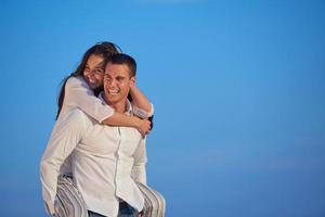 heureux jeune couple romantique s'amuser se détendre à la maison photo