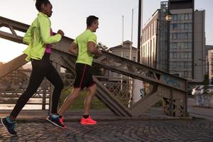 jeune couple multiethnique faisant du jogging dans la ville photo