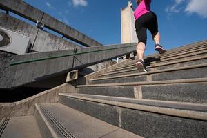 femme faisant du jogging sur les marches photo