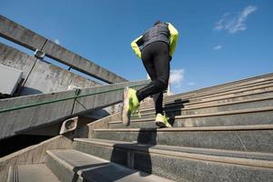 homme faisant du jogging sur les marches photo