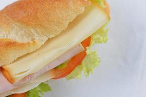 sandwich sur une surface blanche photo