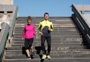 jeune couple jogging sur les marches photo