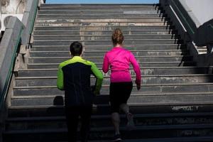 jeune couple jogging sur les marches photo