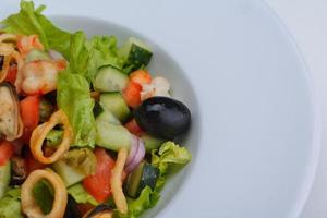 salade sur une surface blanche photo