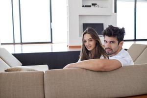 heureux jeune couple romantique s'amuser se détendre à la maison photo