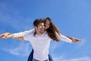 heureux jeune couple romantique s'amuser se détendre à la maison photo