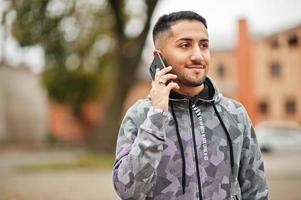 un étudiant koweïtien porte un sweat à capuche, parlant par téléphone. photo