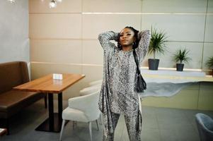 jeune femme afro-américaine élégante pose au café. photo