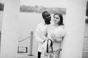 heureux couple multiethnique en histoire d'amour. relations de l'homme africain et de la femme européenne blanche. photo