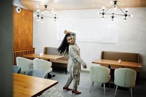 jeune femme afro-américaine élégante pose au café. photo