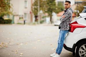 un étudiant koweïtien porte un sweat à capuche debout près de la voiture. photo