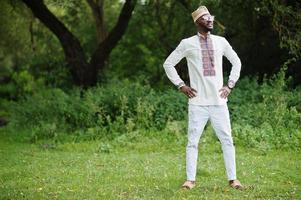 portrait d'un homme africain en vêtements traditionnels au parc. photo