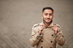 homme koweïtien élégant au trench-coat. photo