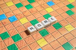 lettres de jeu de scrabble. mot maison sur plateau de jeu photo