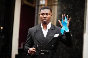 un homme afro-américain tient un ruban bleu de la prostate. sensibilisation au cancer de la santé des hommes. photo