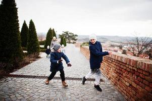 famille marchant au château historique de mikulov, moravie, république tchèque. vieille ville européenne. photo