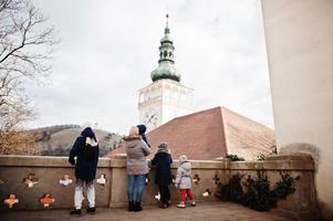 famille marchant au château historique de mikulov, moravie, république tchèque. vieille ville européenne. photo