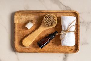 cosmétiques naturels dans un emballage écologique dans un plateau en bois avec du sel de mer et une serviette. spa, produits de beauté pour le bain. photo