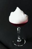 boisson alcoolisée. un cocktail avec de l'alcool d'élite sur fond noir foncé, gros plan. photo