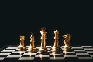 gros plan d'échecs roi reine évêque chevalier tour, équipe commerciale et stratégie de leadership, travail d'équipe sur le concept d'échiquier, administration et gestion d'une organisation ou d'une entreprise. photo