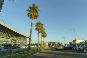 sotchi, russie - 28 juillet 2022 paysage urbain avec la gare d'adler photo