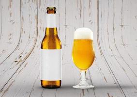 maquette de bouteille de bière vue de face avec verre de bière pâle de session et mousse. étiquette vierge sur fond en bois. photo