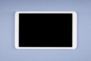 ordinateur tablette blanc avec écran vide sur le bureau photo