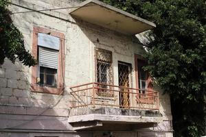 haifa israël 15 juin 2020. grand balcon sur la façade d'un immeuble résidentiel. photo