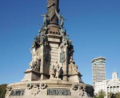 socle du monument de colomb à barcelone photo