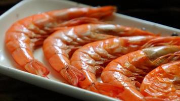 crevettes cuites dans une assiette blanche photo