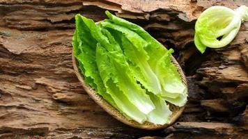 laitue cos verte dans un panier sur fond de bois photo