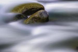 grosses pierres dans un ruisseau de montagne photo