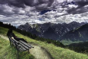 femme assise sur un banc photo